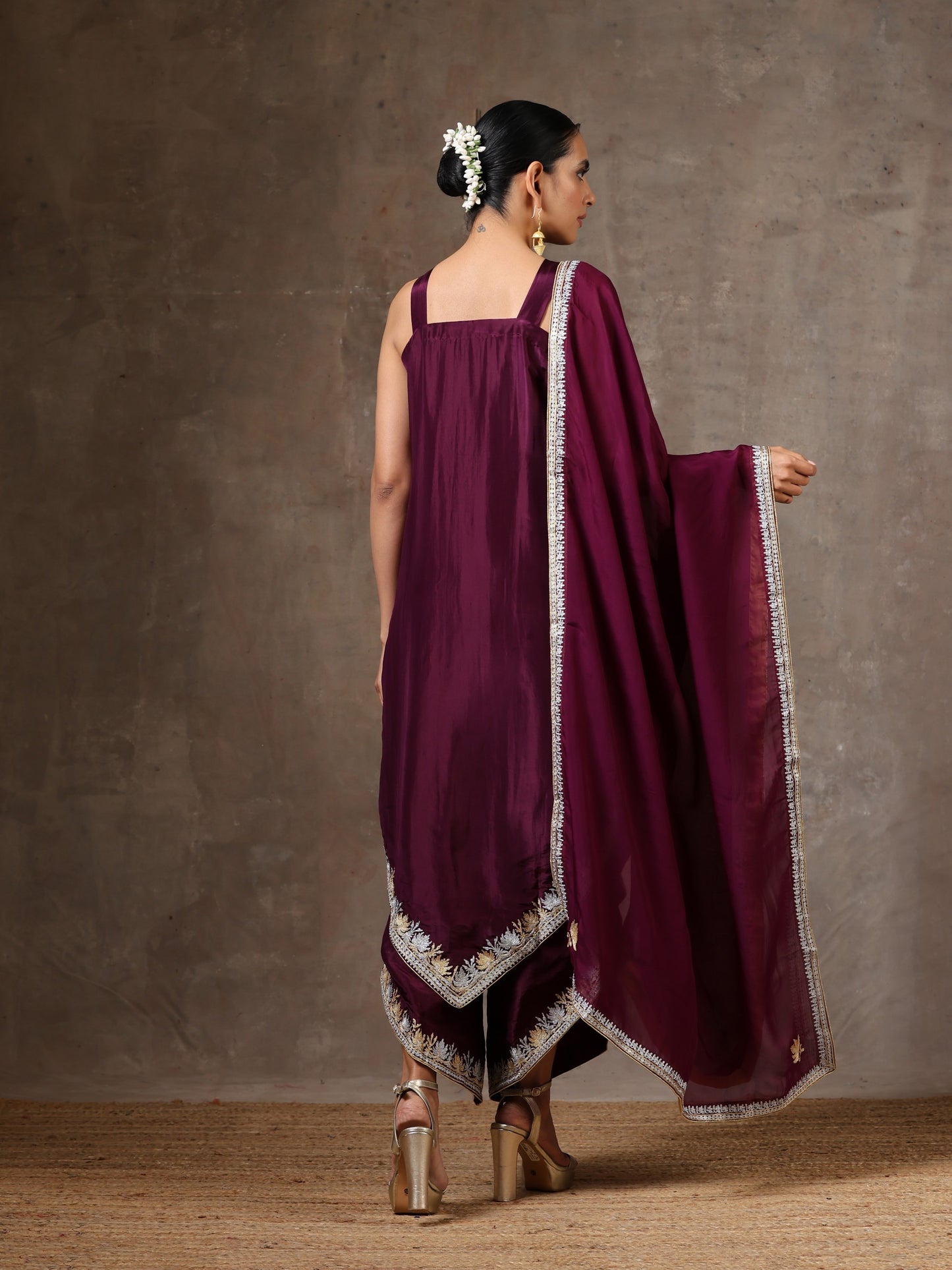 Aghaaz V-Shaped Kurta Set