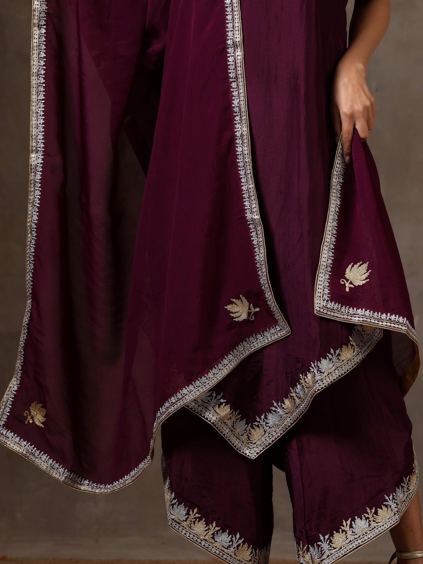 Aghaaz V-Shaped Kurta Set
