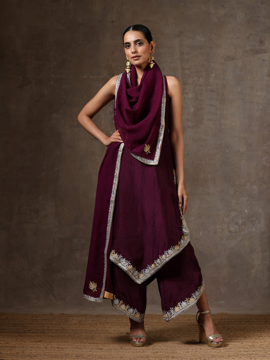 Aghaaz V-Shaped Kurta Set