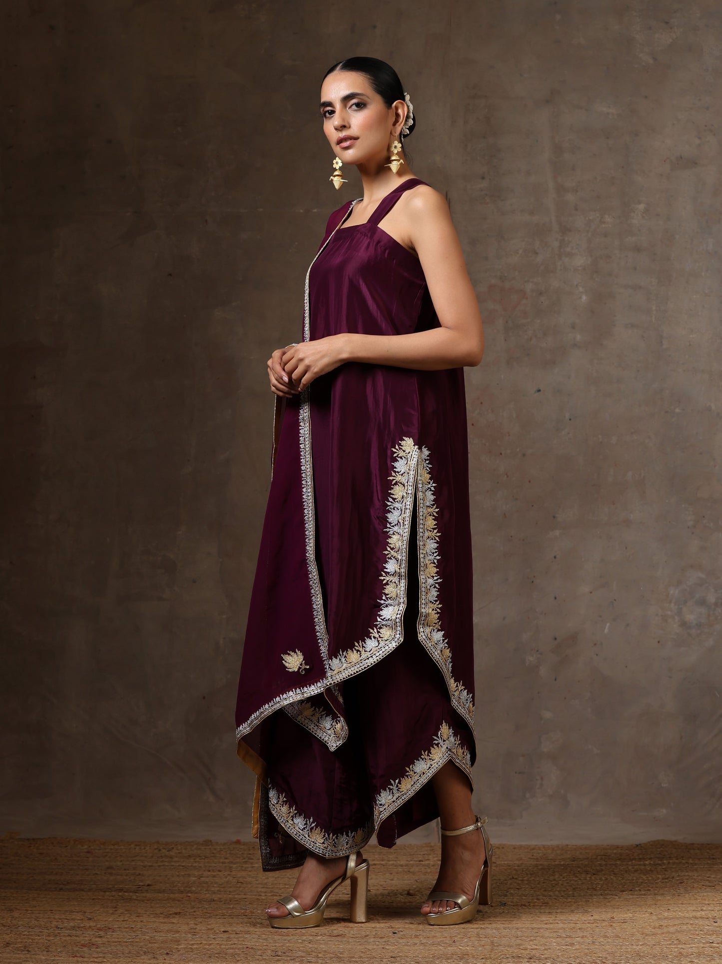 Aghaaz V-Shaped Kurta Set
