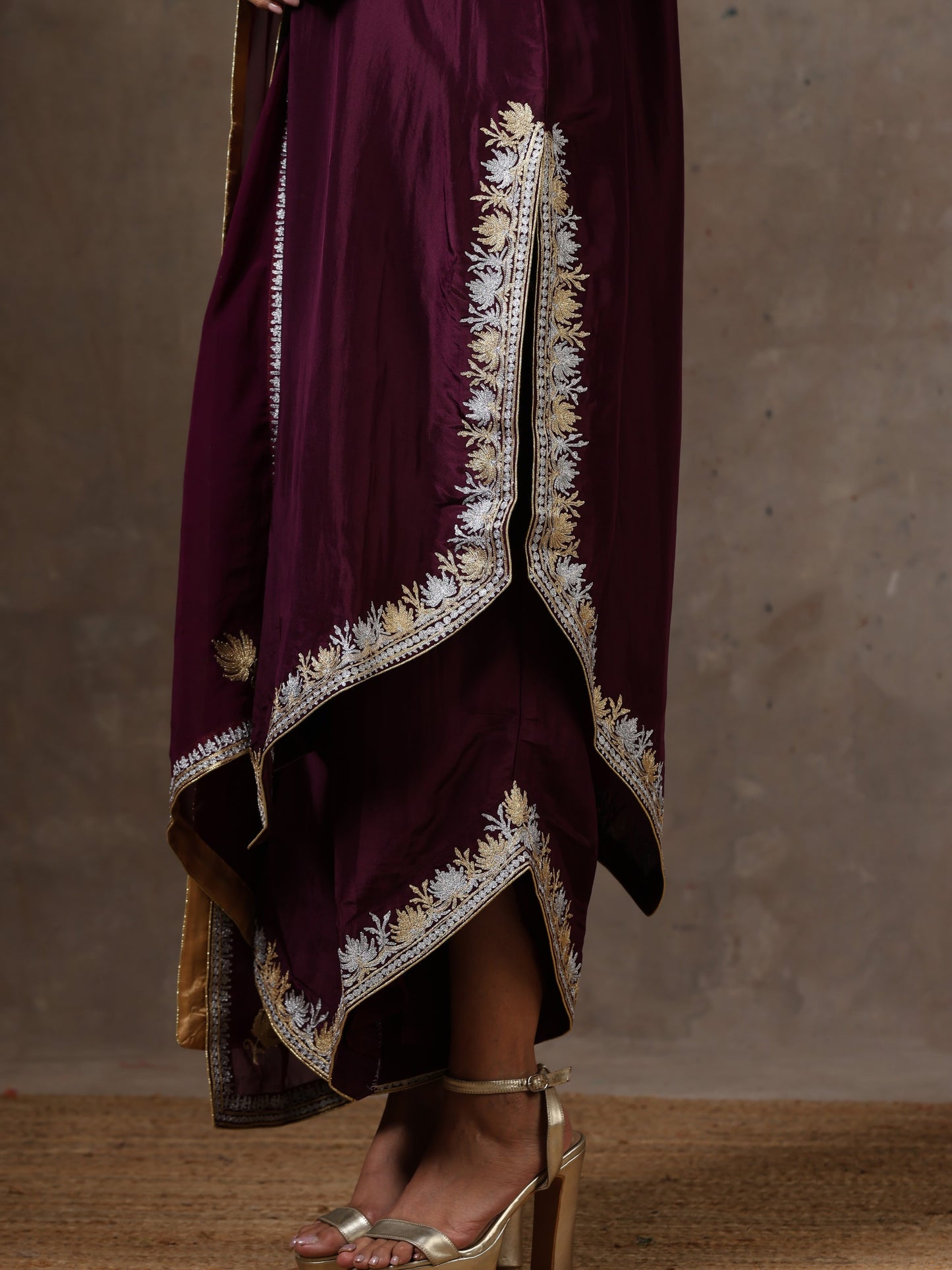Aghaaz V-Shaped Kurta Set