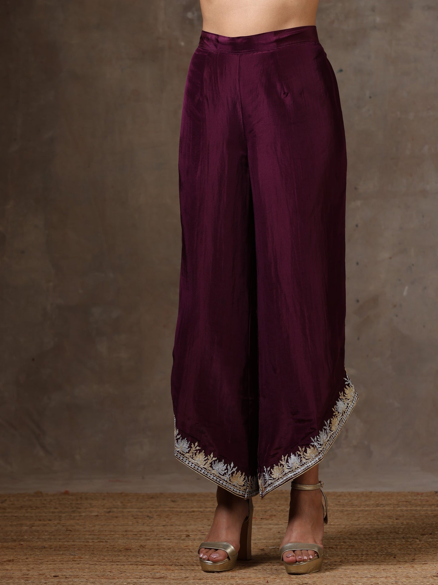 Aghaaz V-Shaped Kurta Set