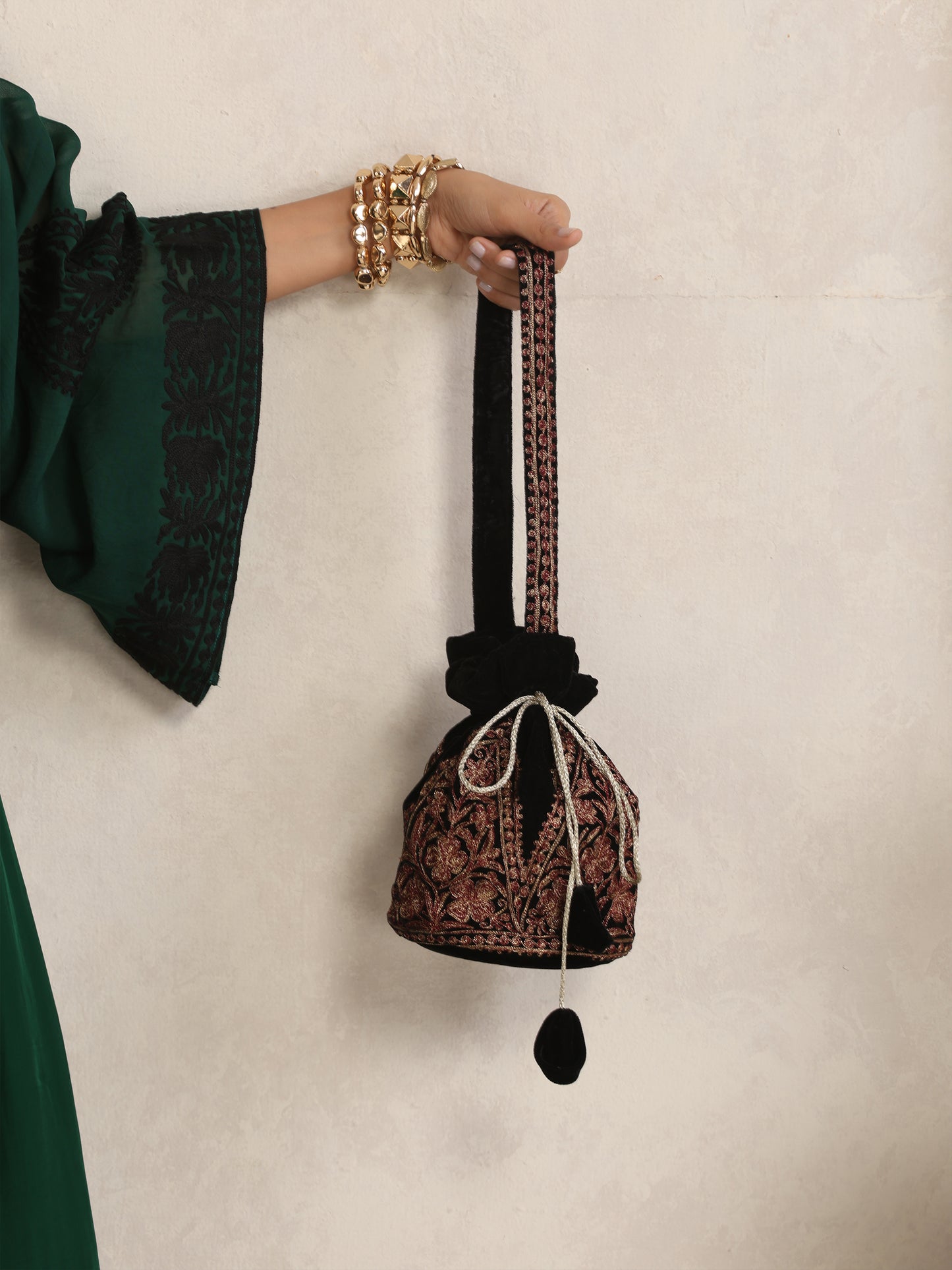 Afsana Black Potli