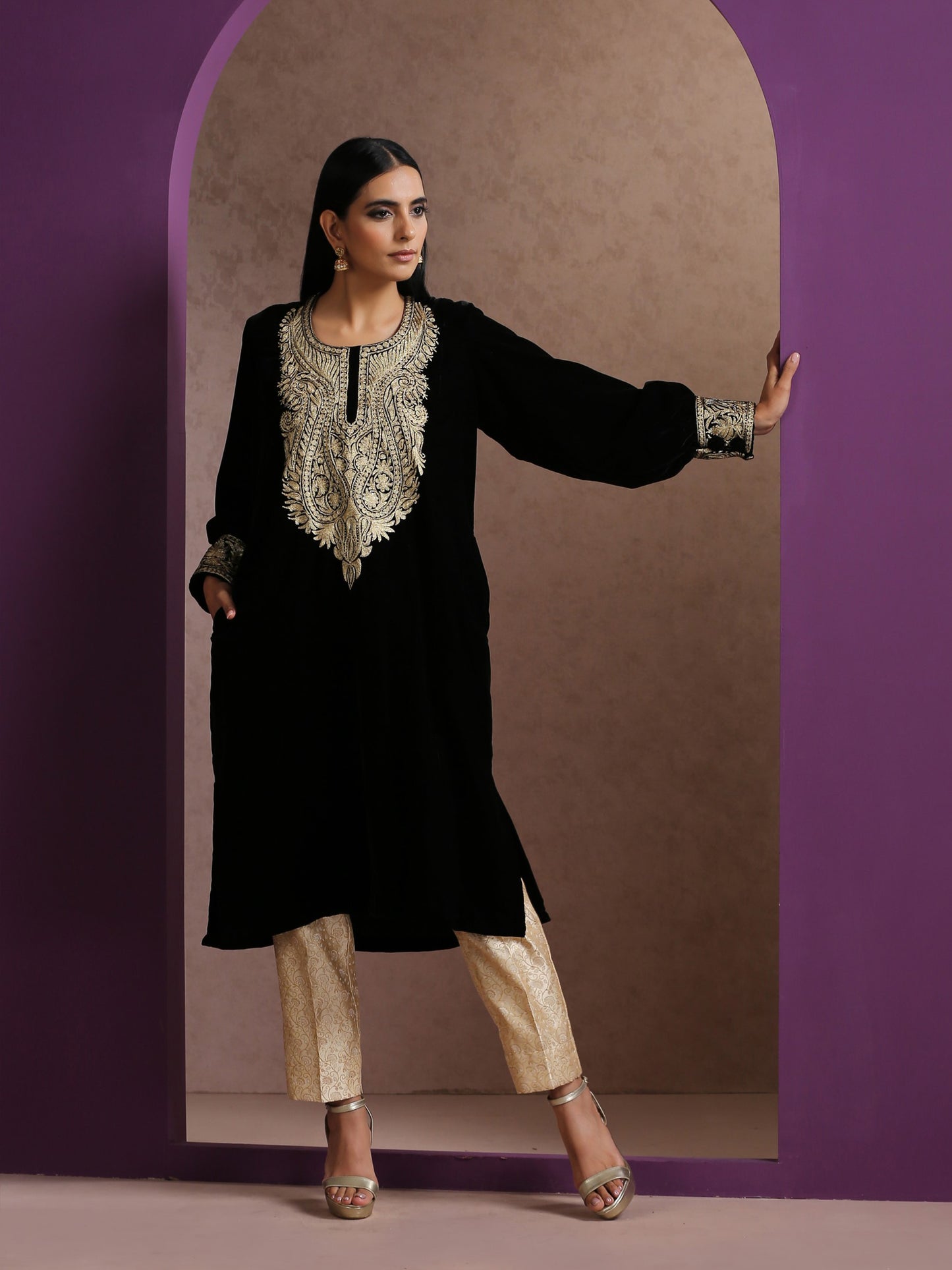 Makhmal Black Pheran Set