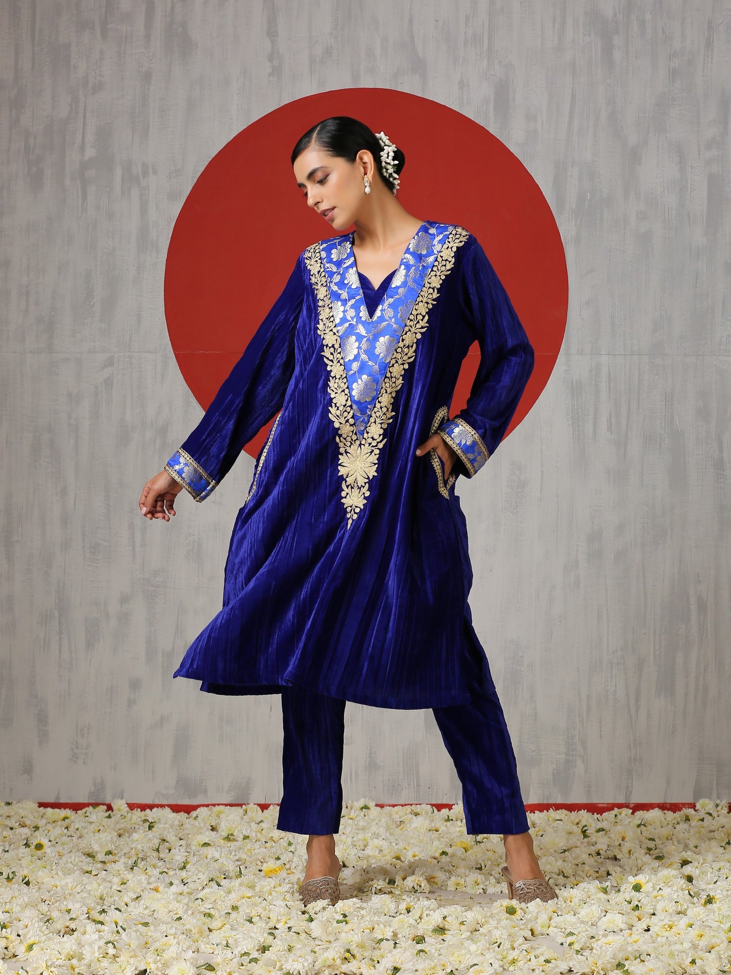 Makhmal Royal Blue Velvet Pheran Set